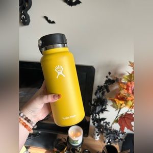 Yellow 32oz hydro flask